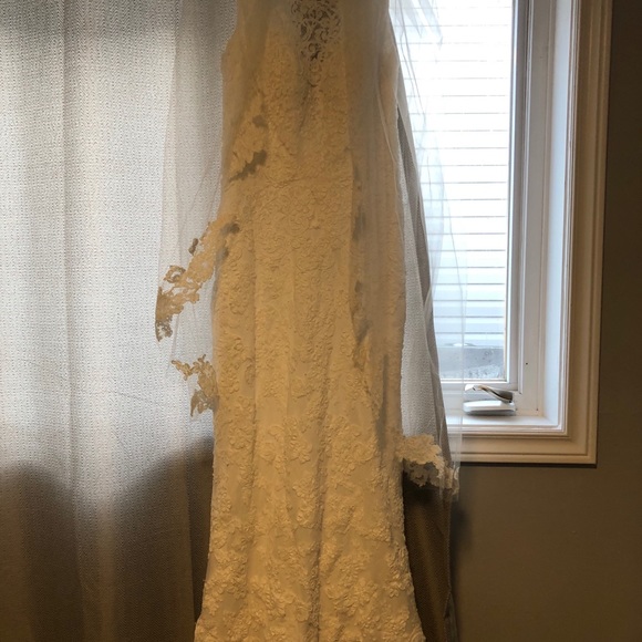 Wedding dress - Picture 2 of 3